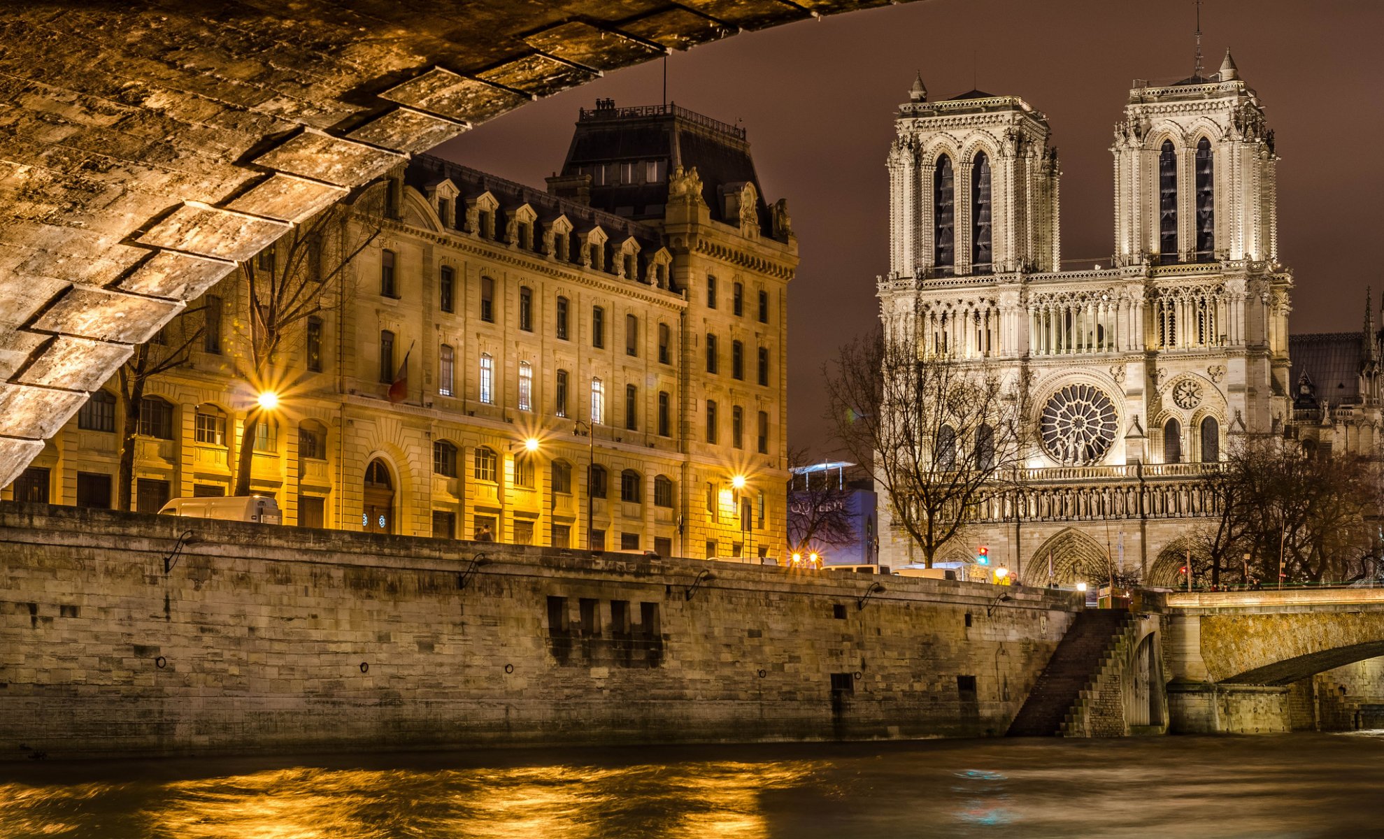 notre-dame de paris paryż francja notre-dame de paris miasto most rzeka sekwana wieczór oświetlenie