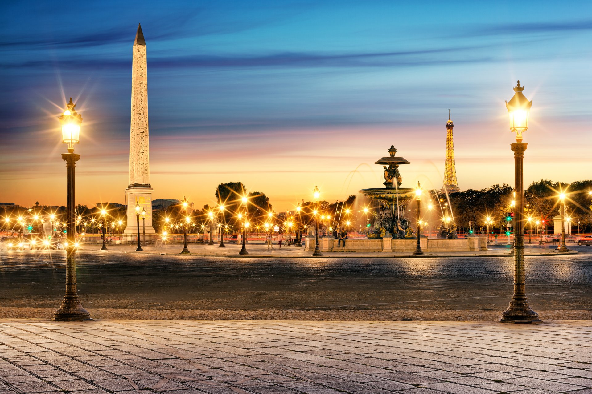 place de la concorde obélisque de louxor la tour eiffel paryż francja place de la concorde place de la concorde obelisk luksorski fontanna wieża eiffla miasto latarnie wieczór ludzie oświetlenie