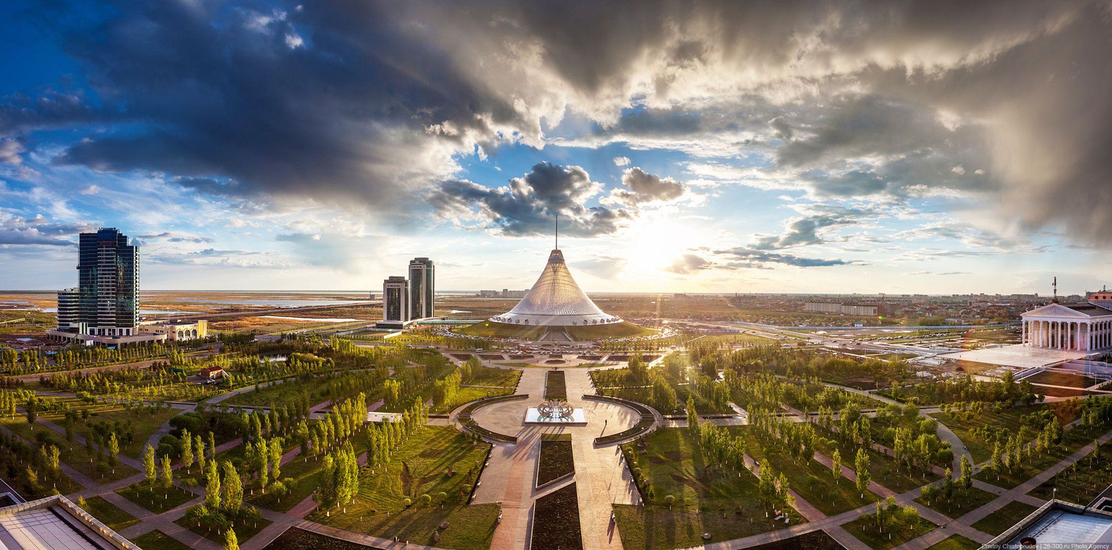 kazachstan astana khan shatyr park domy drzewa niebo chmury