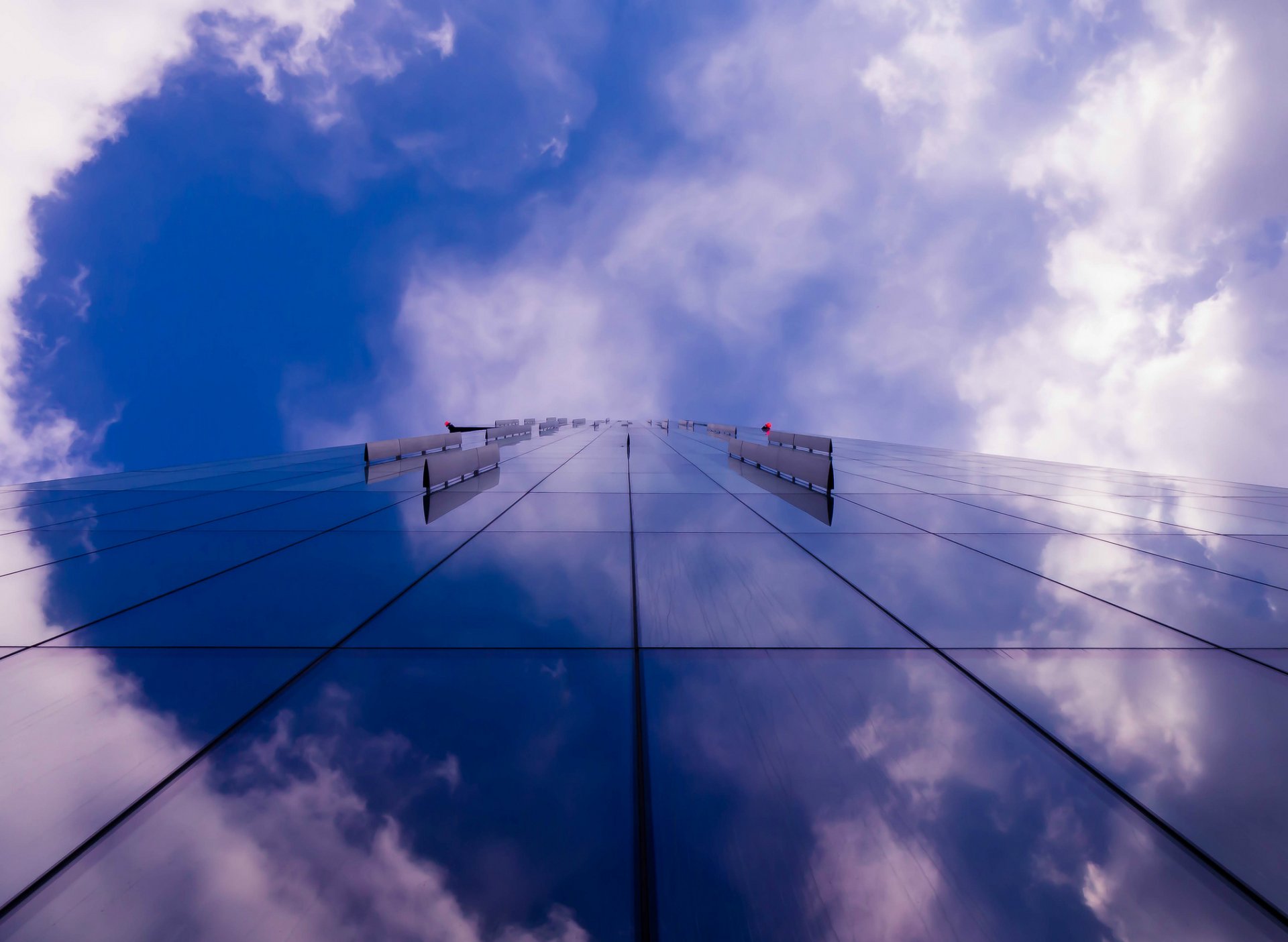 großbritannien england manchester wolkenkratzer hotel reflexion blau flieder himmel wolken