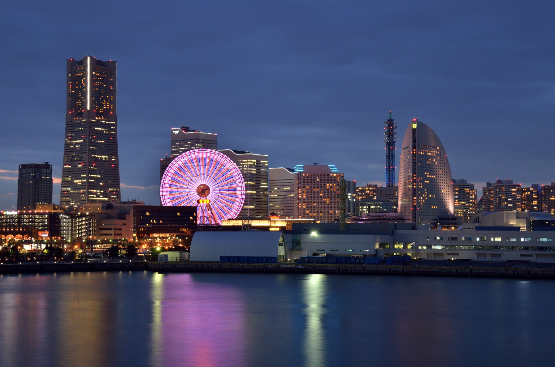 giappone yokohama yokohama metropoli edifici case ruota panoramica notte blu cielo tramonto luci illuminazione retroilluminazione baia riflessione