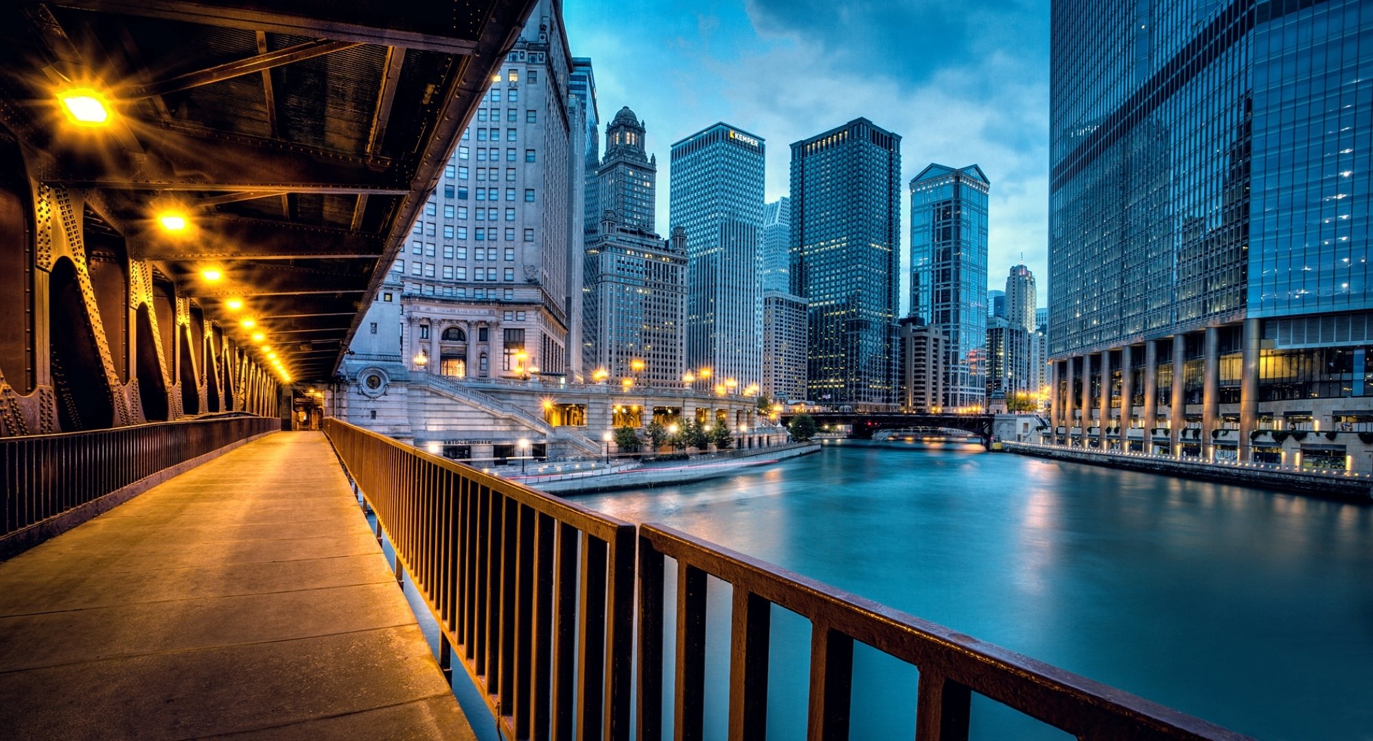 chicago llinois illinois estados unidos ciudad tarde río casas edificios rascacielos rascacielos carretera iluminación luz puente