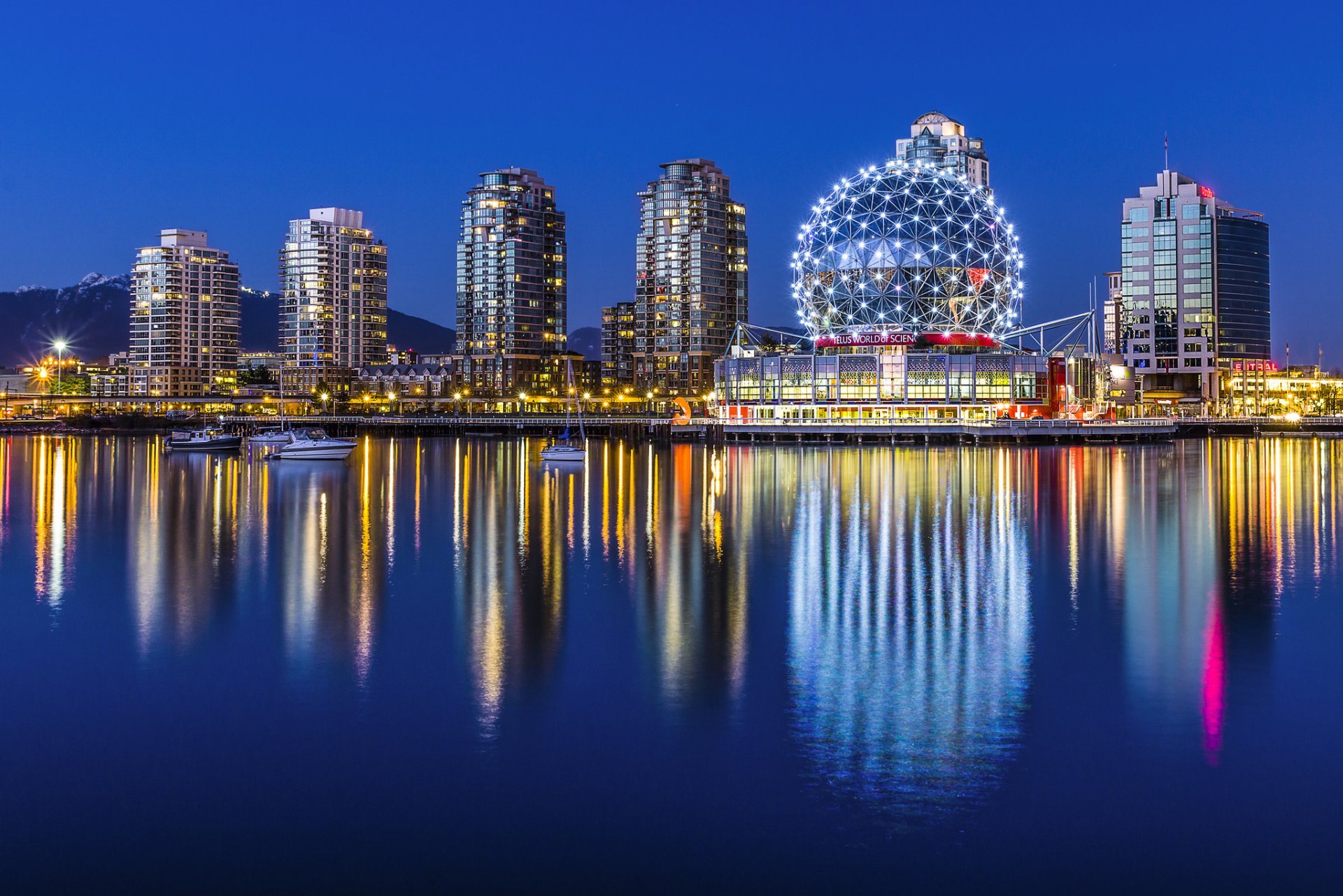 yaletown vancouver canada città notte luci acqua riflessione barche edifici case museo