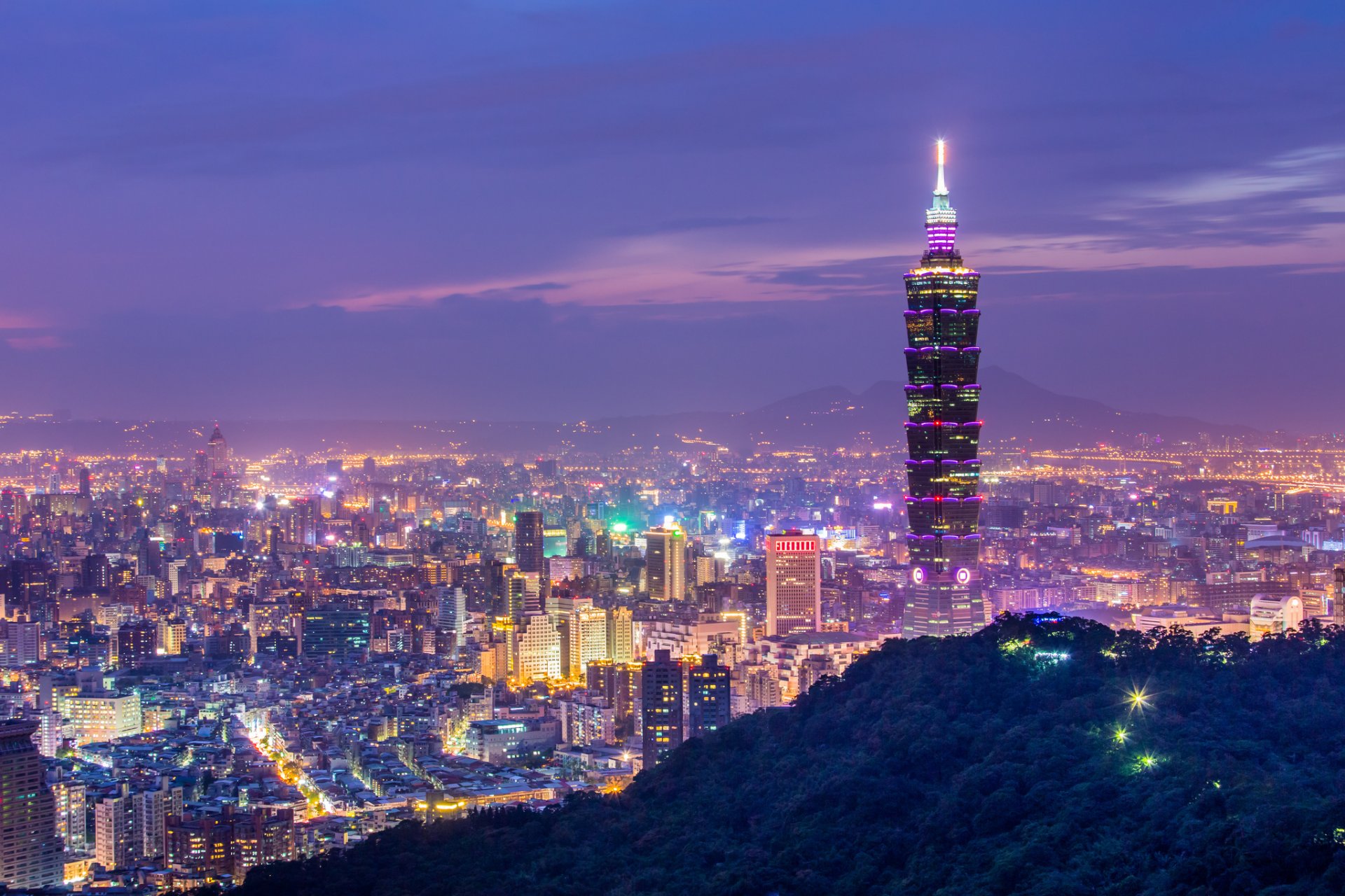 cina prc taiwan taipei notte città montagne colline lilla cielo nuvole torre edifici case luci illuminazione vista altezza panorama