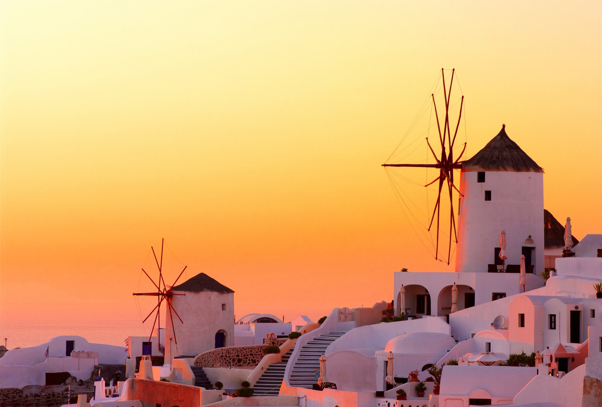 grèce oia santorin ville moulins à vent soir coucher de soleil maison