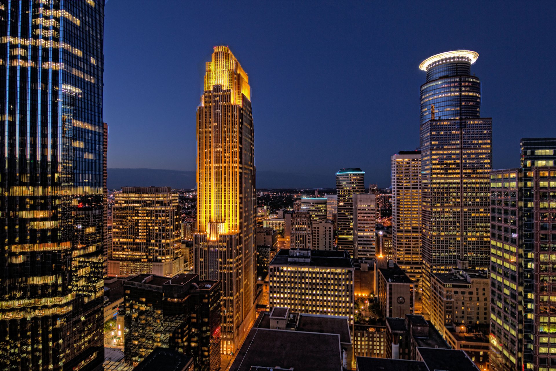 stati uniti minneapolis minnesota notte grattacieli edifici case luci illuminazione retroilluminazione blu cielo