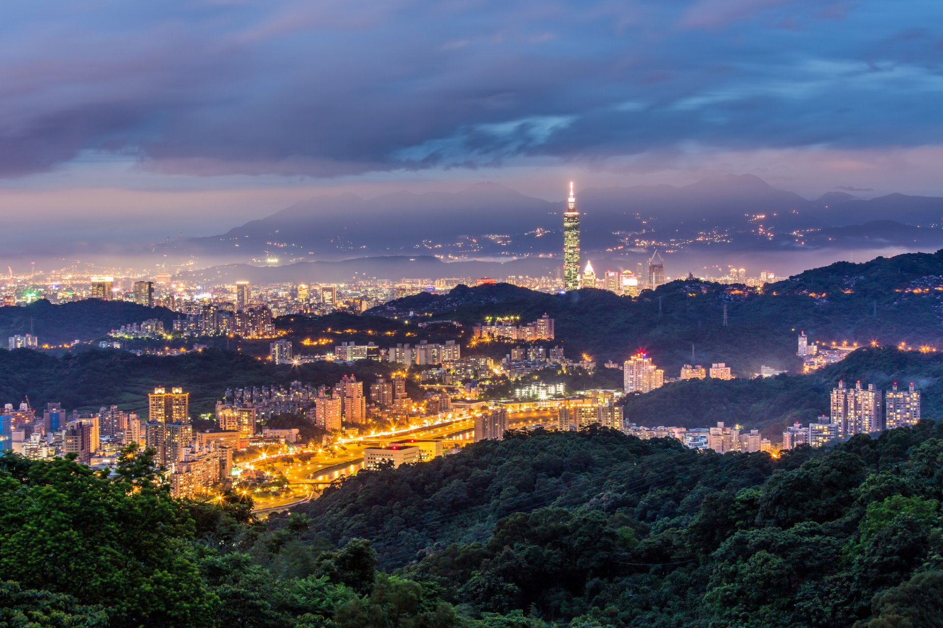 china vr china taiwan taipeh stadt abend dämmerung berge hügel bäume blau blau himmel wolken turm gebäude häuser lichter beleuchtung ansicht höhe panorama