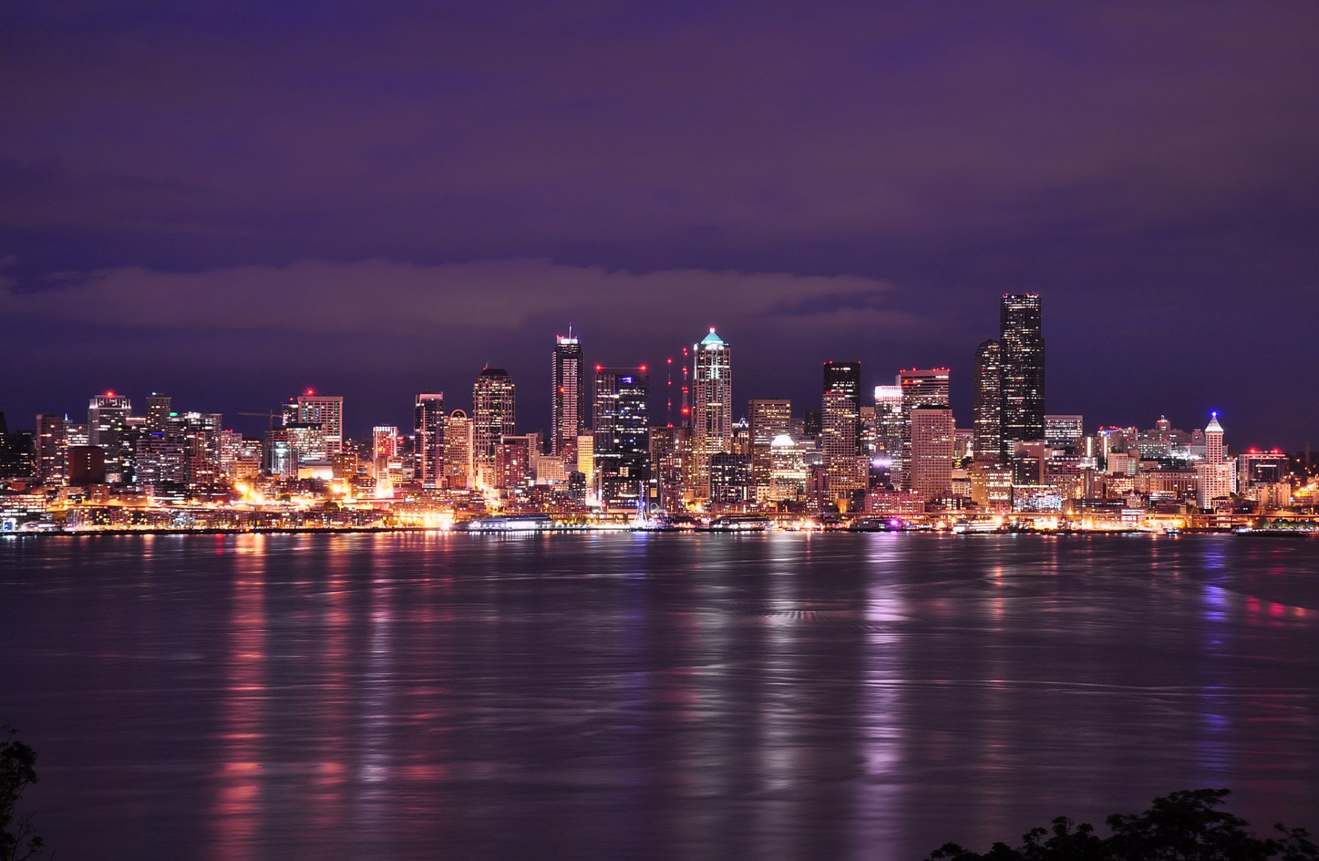 usa washington seattle stadt nacht lichter bucht lila himmel wolken gebäude häuser lichter beleuchtung bucht lila