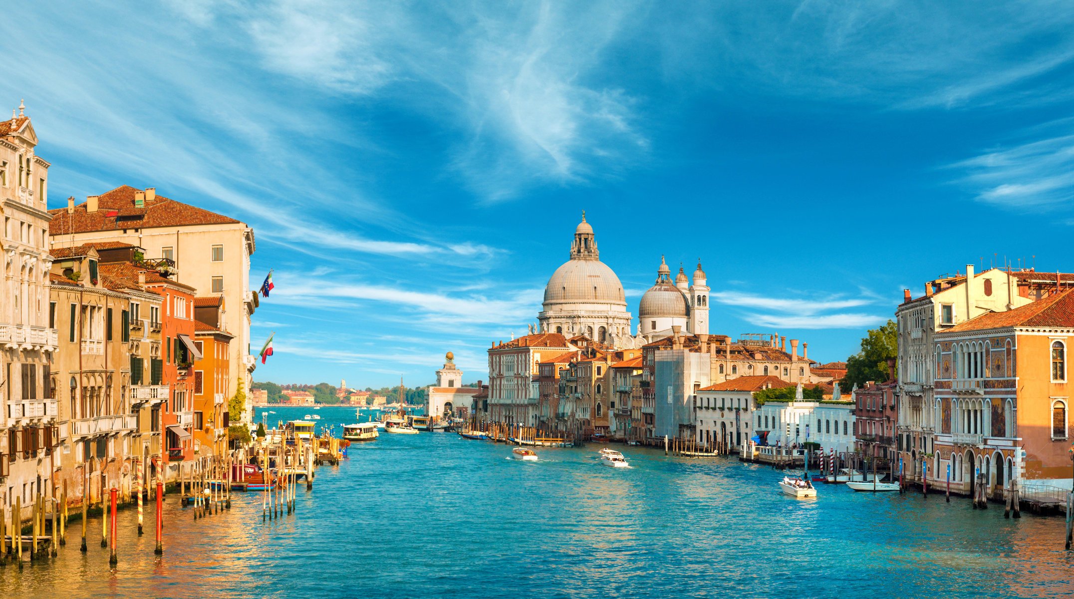 wenecja włochy bazylika santa maria della salute santa maria della salute katedra canal grande canal grande miasto architektura budynki morze łodzie kanał gondole niebo chmury