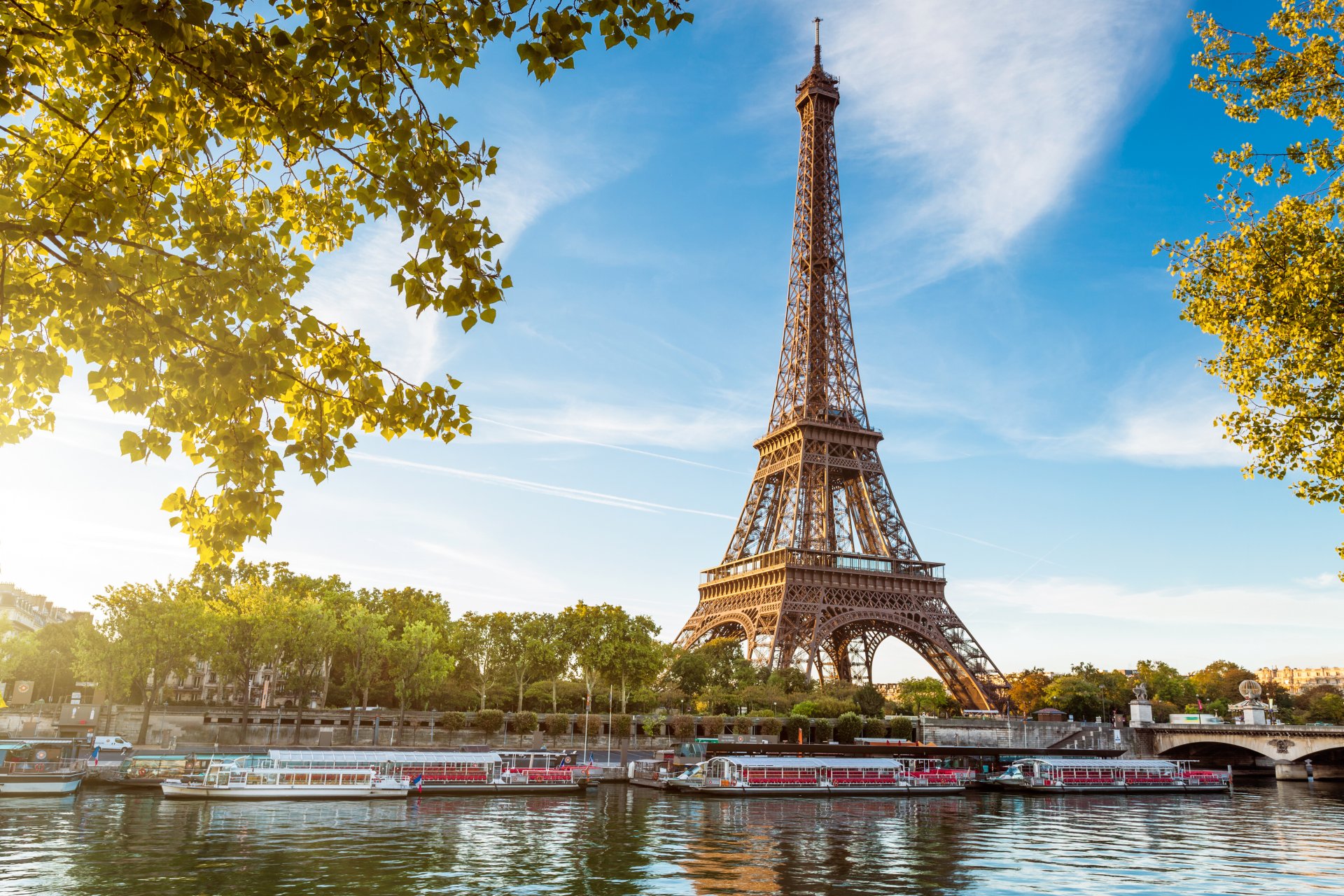 paris frankreich la tour eiffel eiffelturm seine fluss wasser wellen boote brücke sonne licht bäume