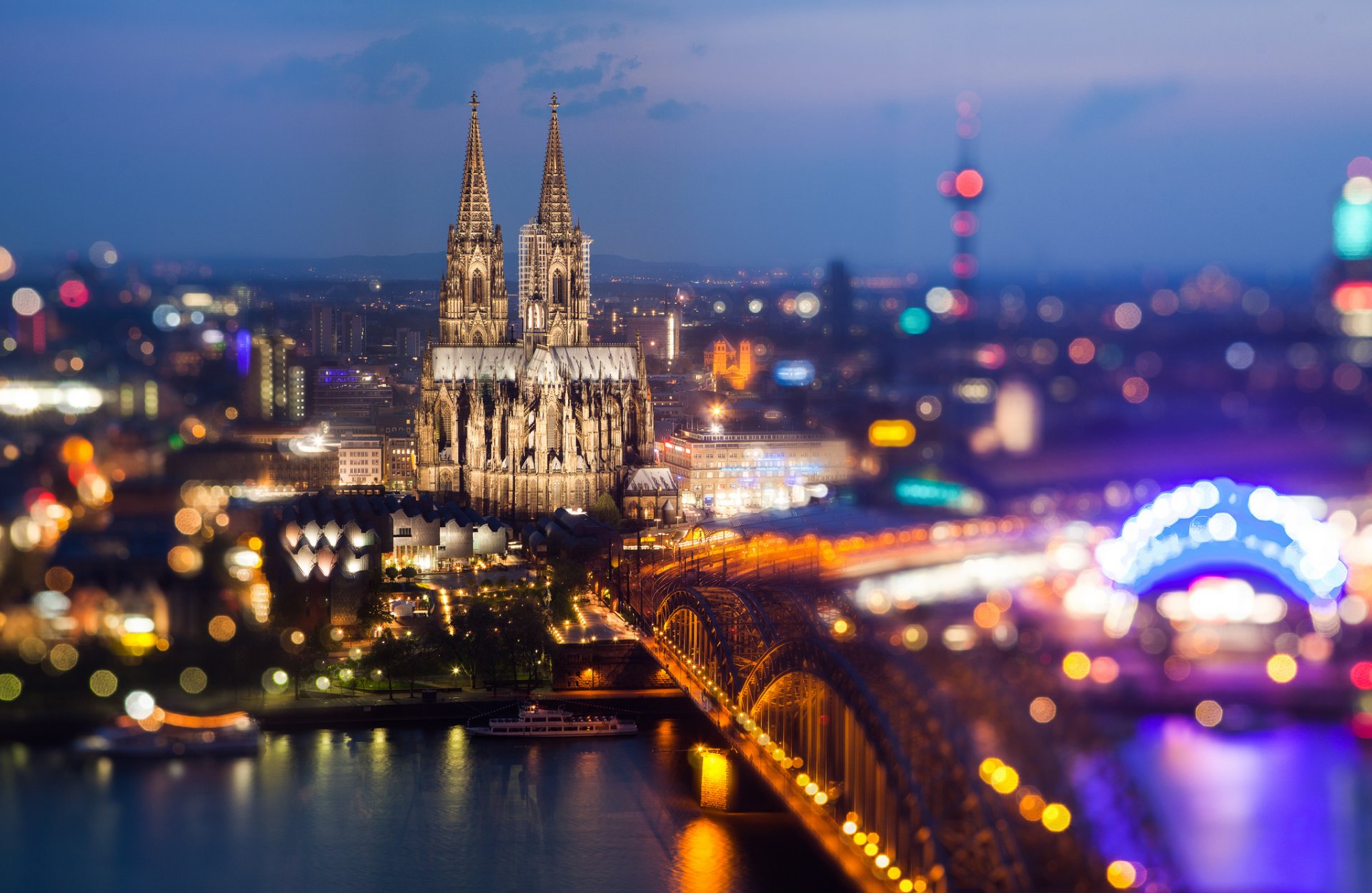 colonia köln colonia germania cattedrale di colonia kölner dom cattedrale di colonia chiesa hohenzollern ponte hohenzollernbrücke ponte fiume reno città sera luci bokeh