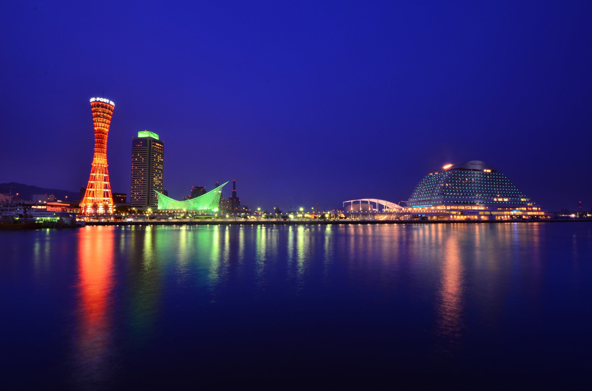 giappone honshu kobe città porto edifici torre illuminazione notte blu cielo