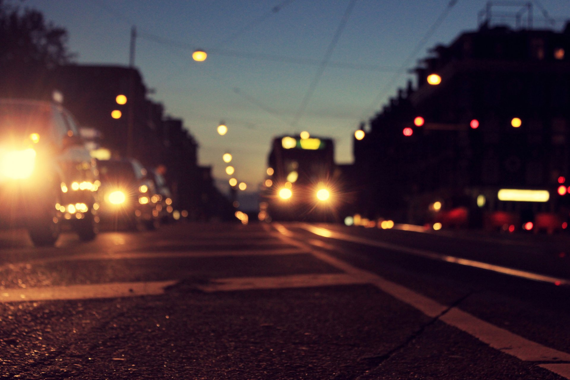 amsterdam niederlande niederlande stadt abend dämmerung straße asphalt markierung straßenbahn autos bokeh lichter