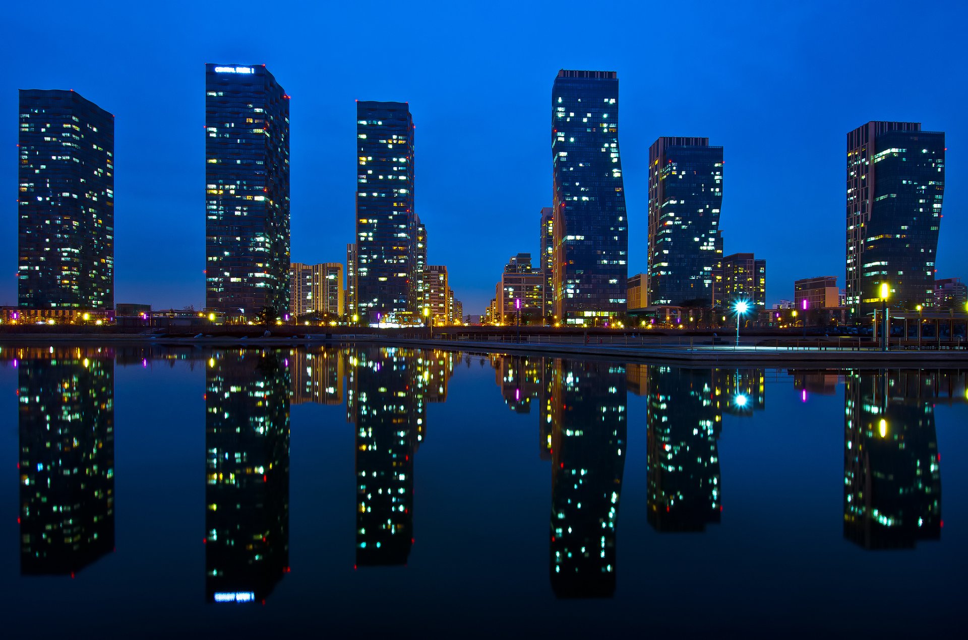 asien korea stadt incheon songdo central park hochhäuser häuser wasser reflexionen nacht lichter