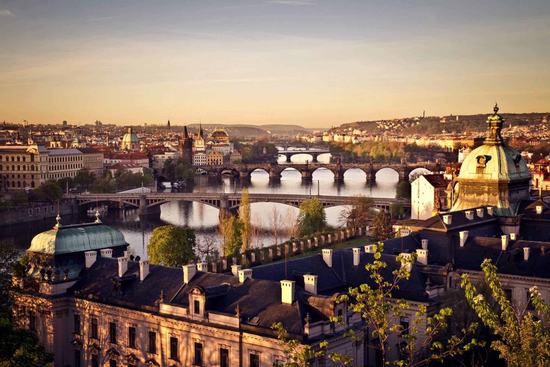 česká republika tschechische republik tschechische republik prag stadt brücken fluss moldau panorama morgendämmerung häuser gebäude bäume dächer