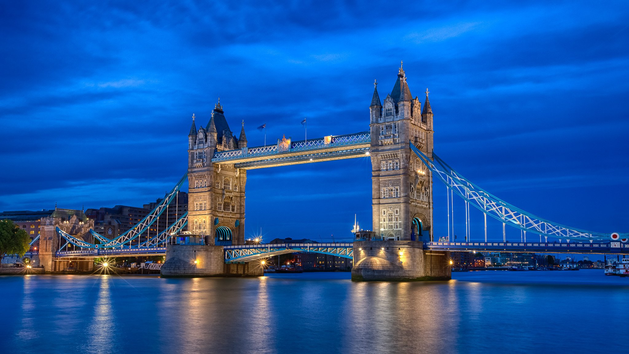 royaume-uni angleterre londres capitale rivière tamise tower bridge éclairage nuit bleu ciel