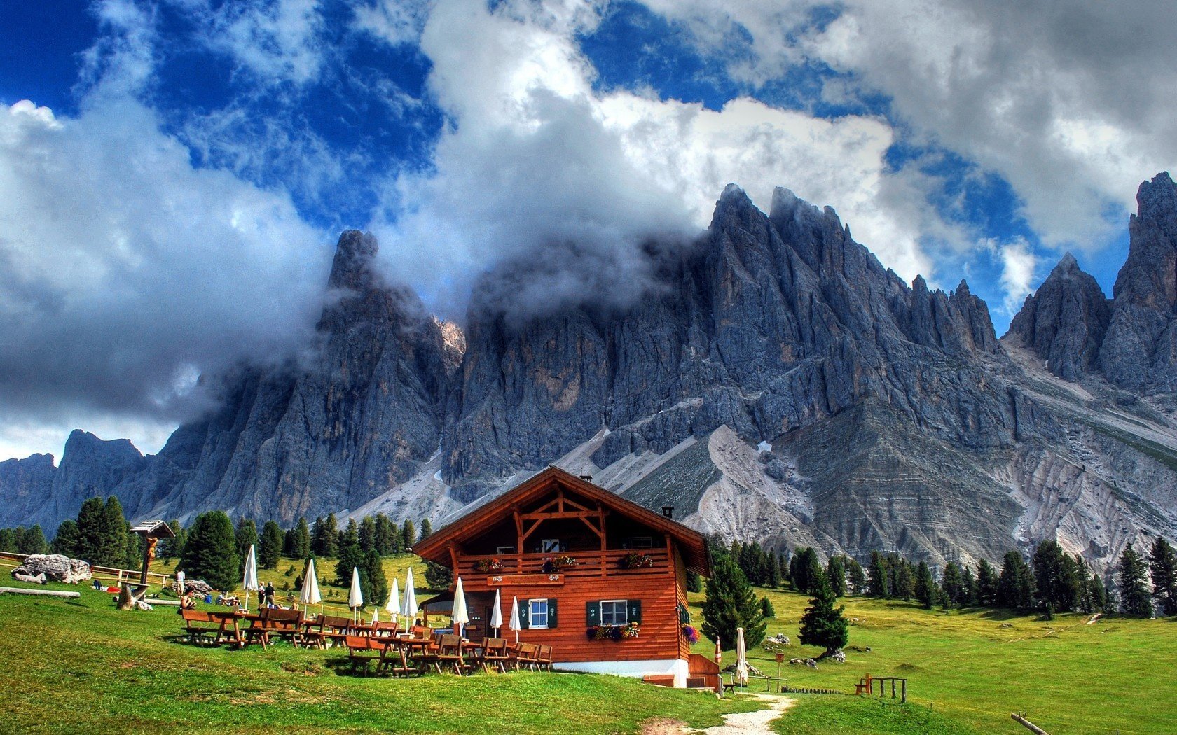 bäume haus berge gras wolken