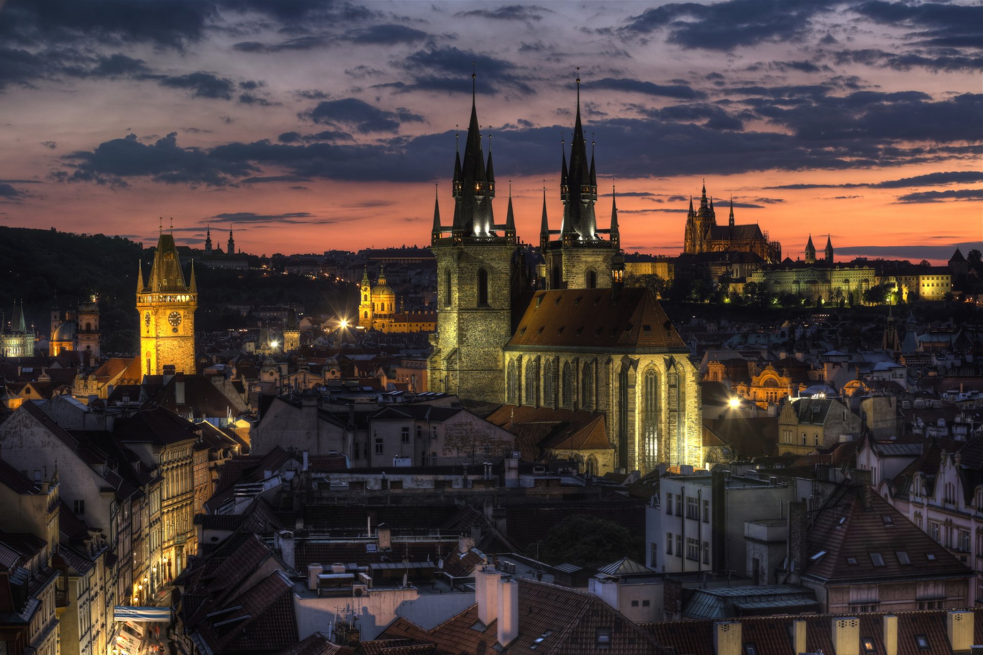 czechy praga stare miejsce stolica centrum oświetlenie wieczór pomarańczowy zachód słońca niebo chmury