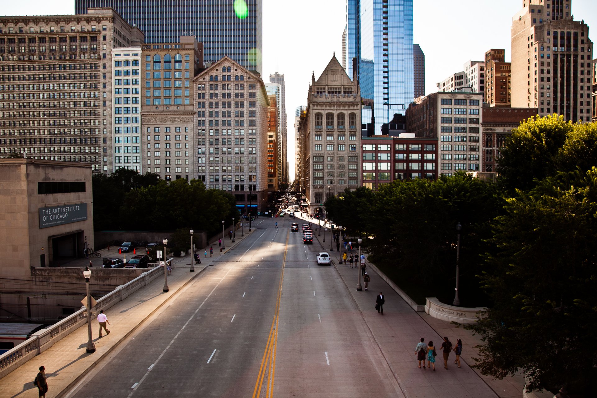 chicago ameryka usa budynki drapacze chmur wieżowce ruch ulica samochody ludzie słońce