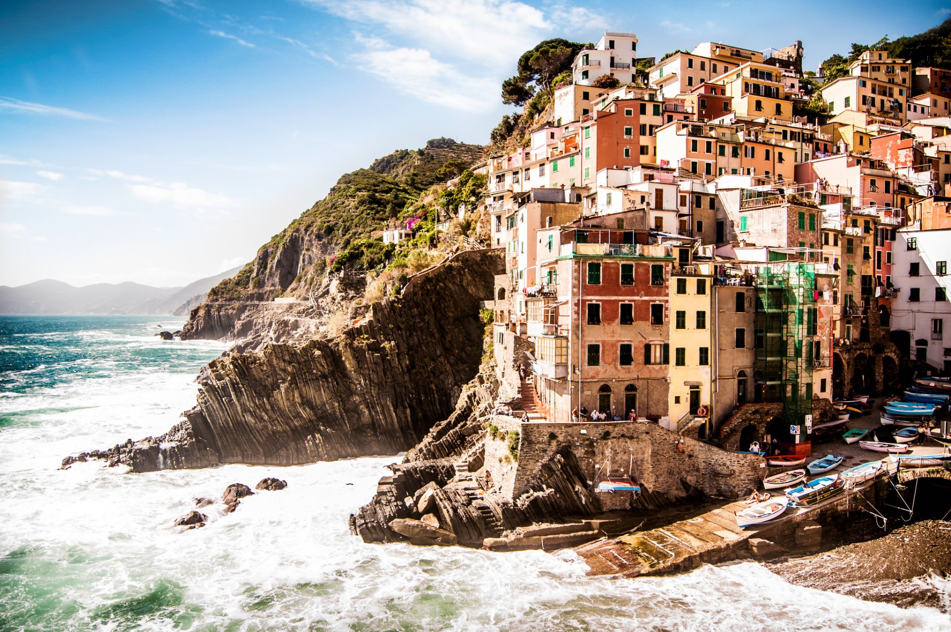 riomaggiore provinz la spezia cinque terre italien la spezia cinque terre küste meer häuser gebäude natur felsen landschaft