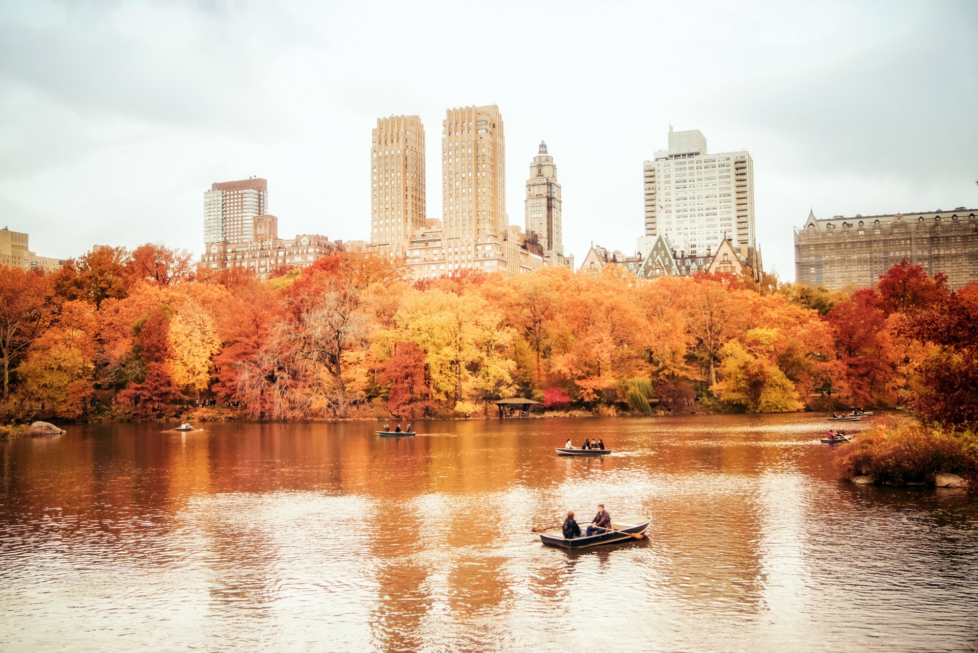 new york manhattan central park usa ville automne nature arbres lac bateaux gens gratte-ciel maisons bâtiments