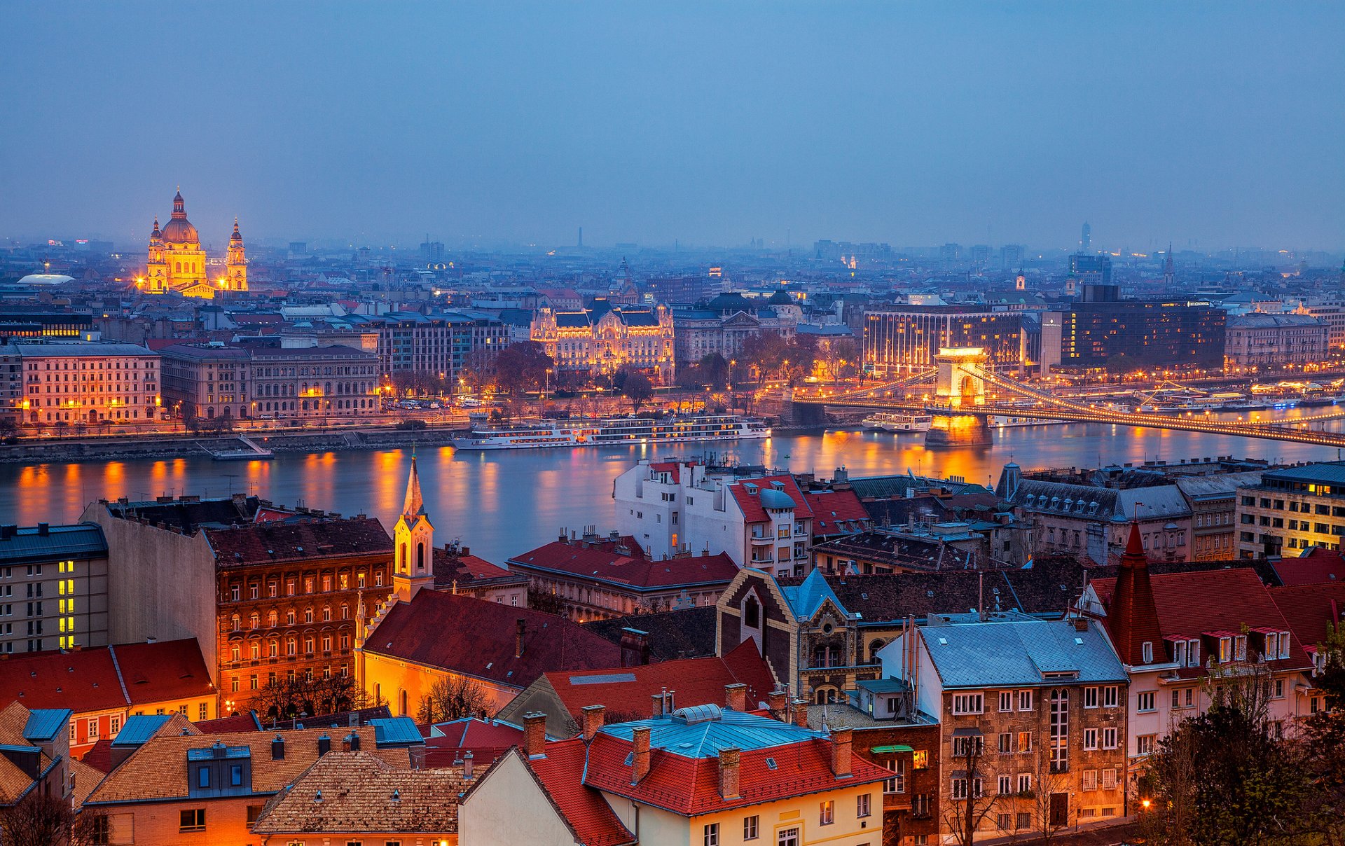 budapest ungheria città panorama edifici case tetti fiume ponte delle catene sera