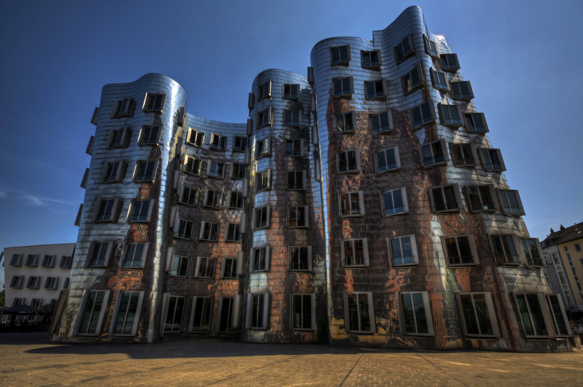 niemcy dusseldorf architektura tańczący dom nowe zwyczaje