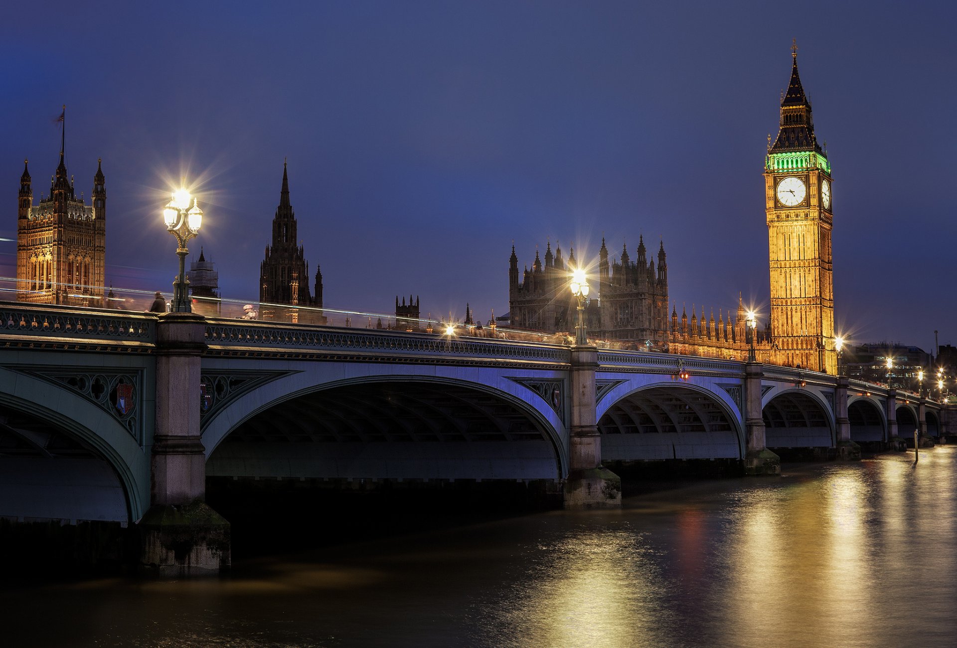 londyn anglia wielka brytania big ben pałac westminsterski big ben most droga rzeka tamiza woda odbicie oświetlenie latarnie wieczór noc