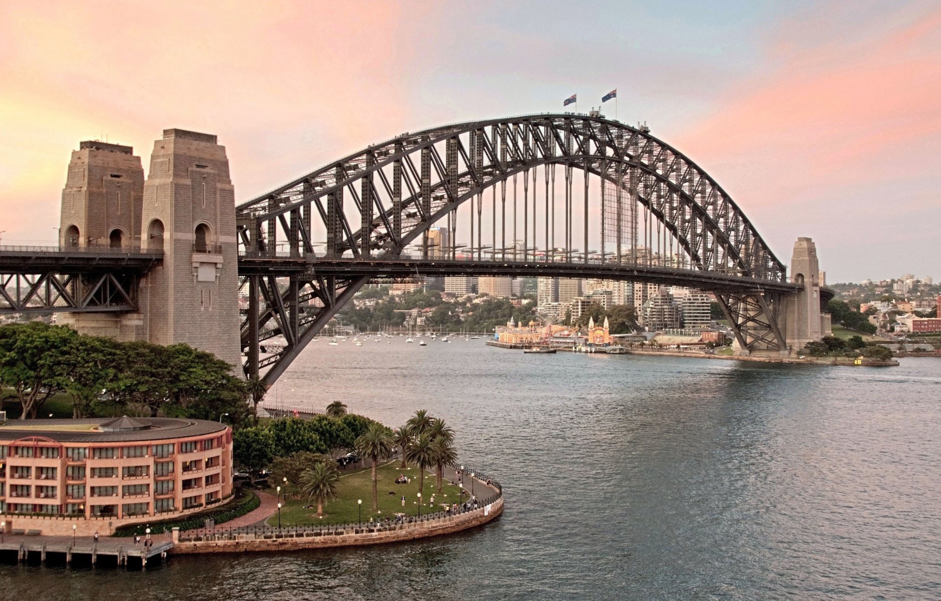 miasto sydney australia sydney harbour bridge harbour bridge most zatoka port jackson zachód słońca flagi