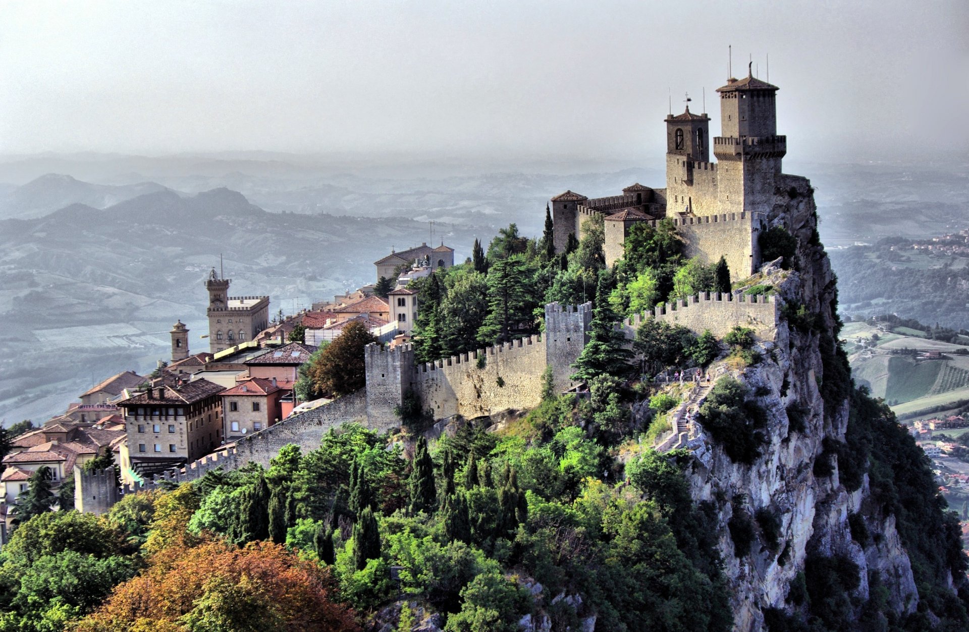 città paese san marino paesaggio castello rocce case edifici montagne cielo