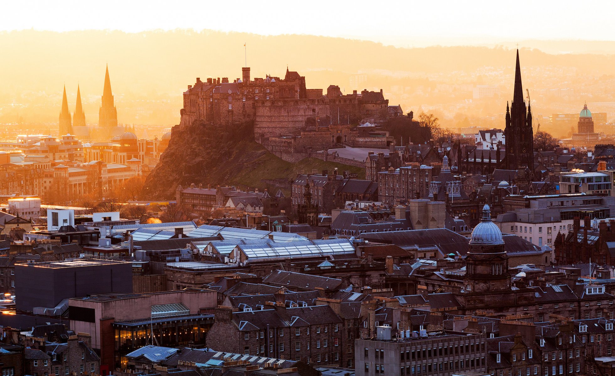 edimburgo castello di edimburgo scozia regno unito fortezza città case edifici tetti architettura mattina alba