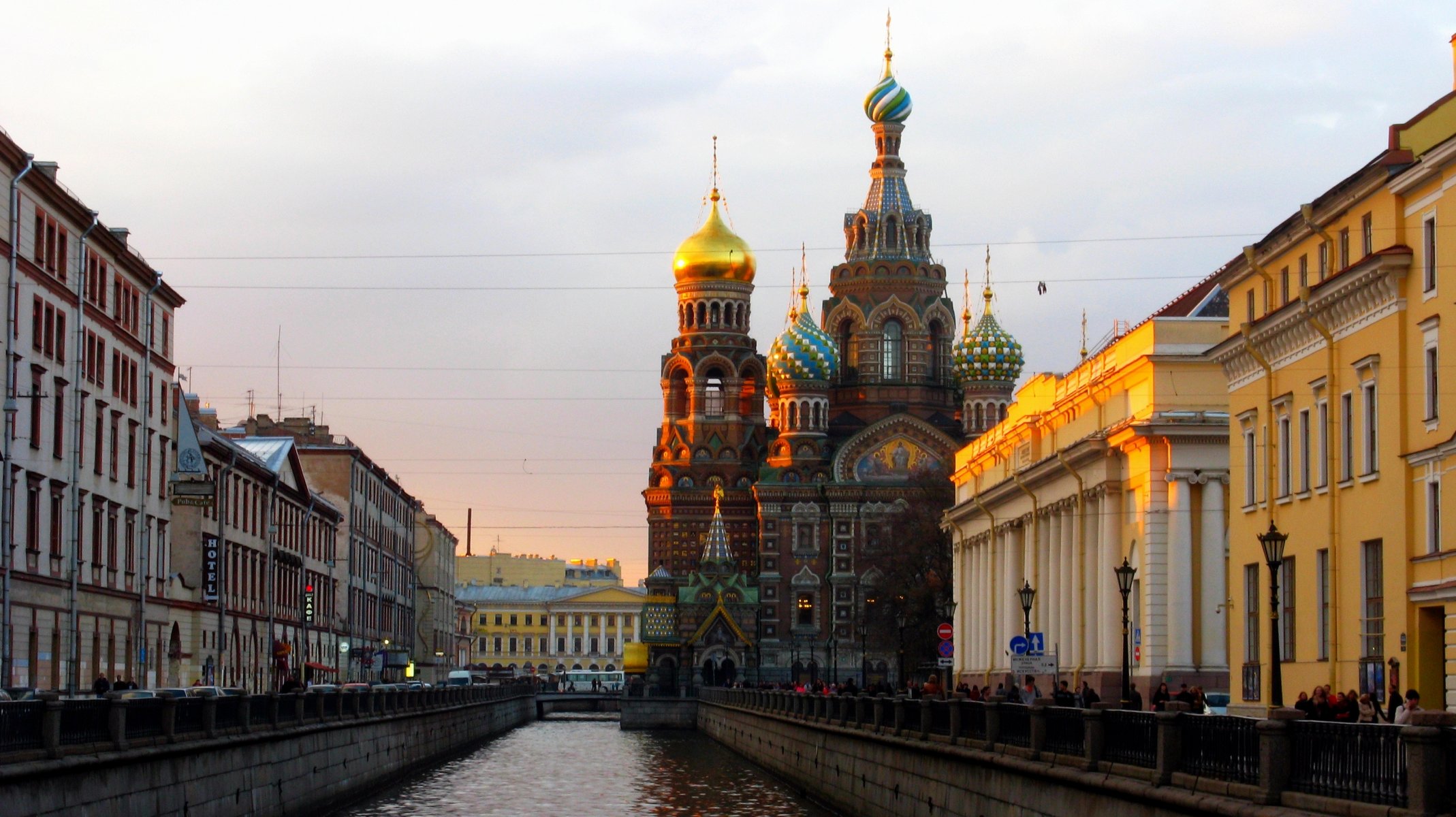 st. petersburg peter russland uferpromenade boote fluss häuser gebäude kathedrale des erlösers auf blut