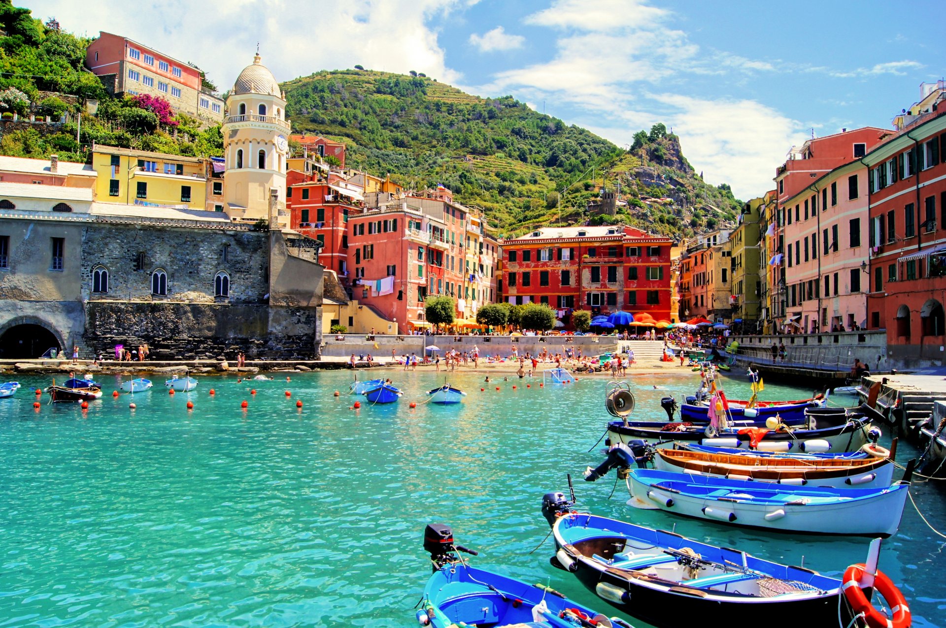 vernazza włochy miasto morze plaża łodzie zatoka klify domy katedra architektura ludzie natura krajobraz