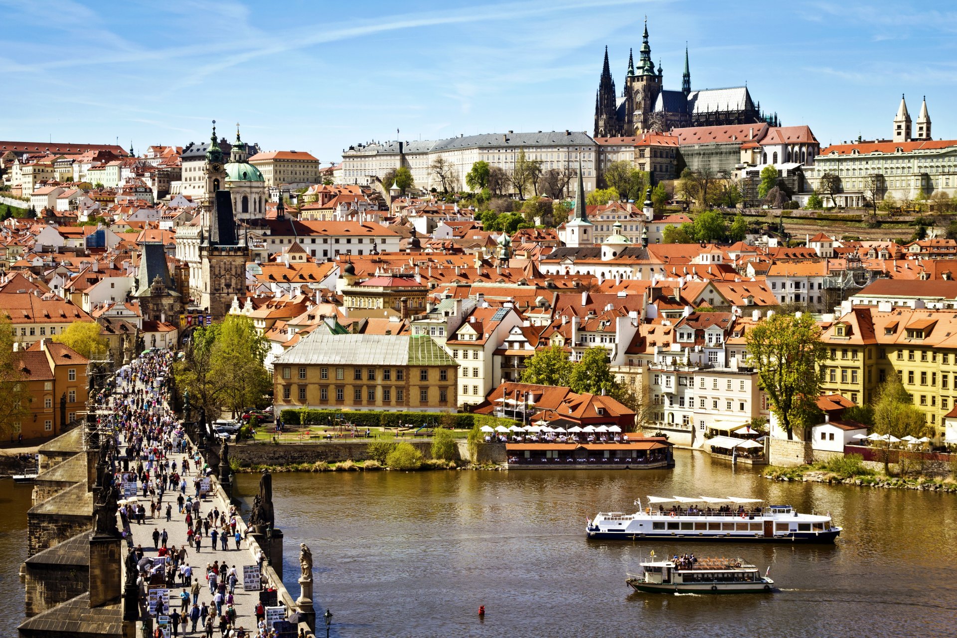 прага karlův most карлов мост чехия česká republika город панорама вид здания дома крыши паром река влтава люди архитектура