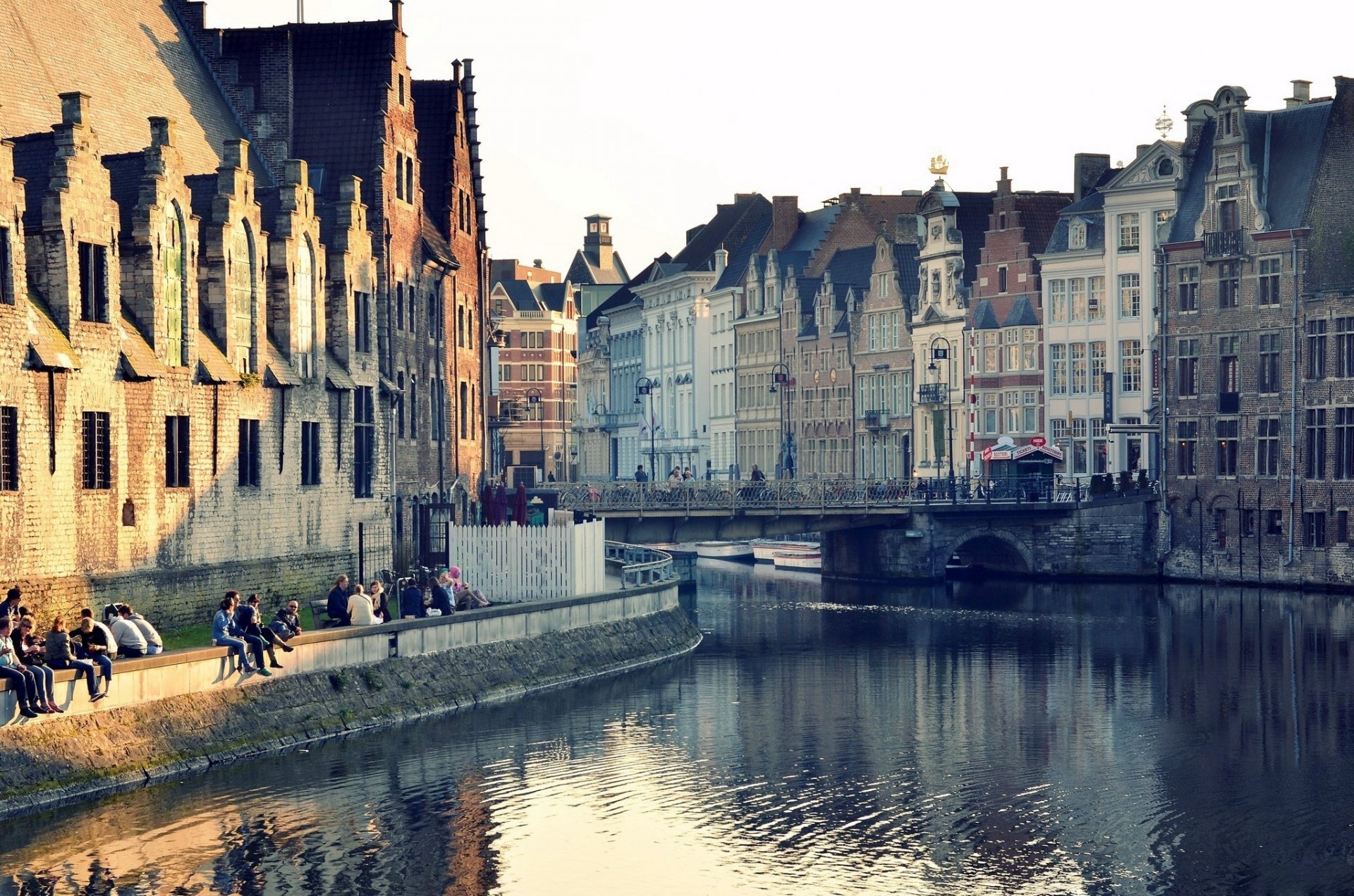 gent belgien stadt häuser gebäude wasser reflexion brücke kanal fenster