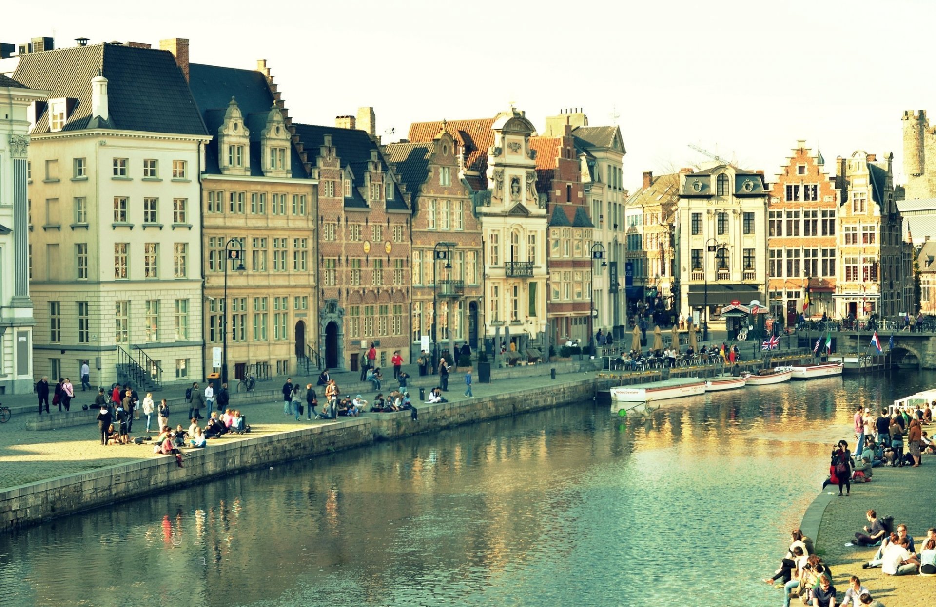 gand belgio città case edifici acqua riflessione ponte canale finestre persone lanterne