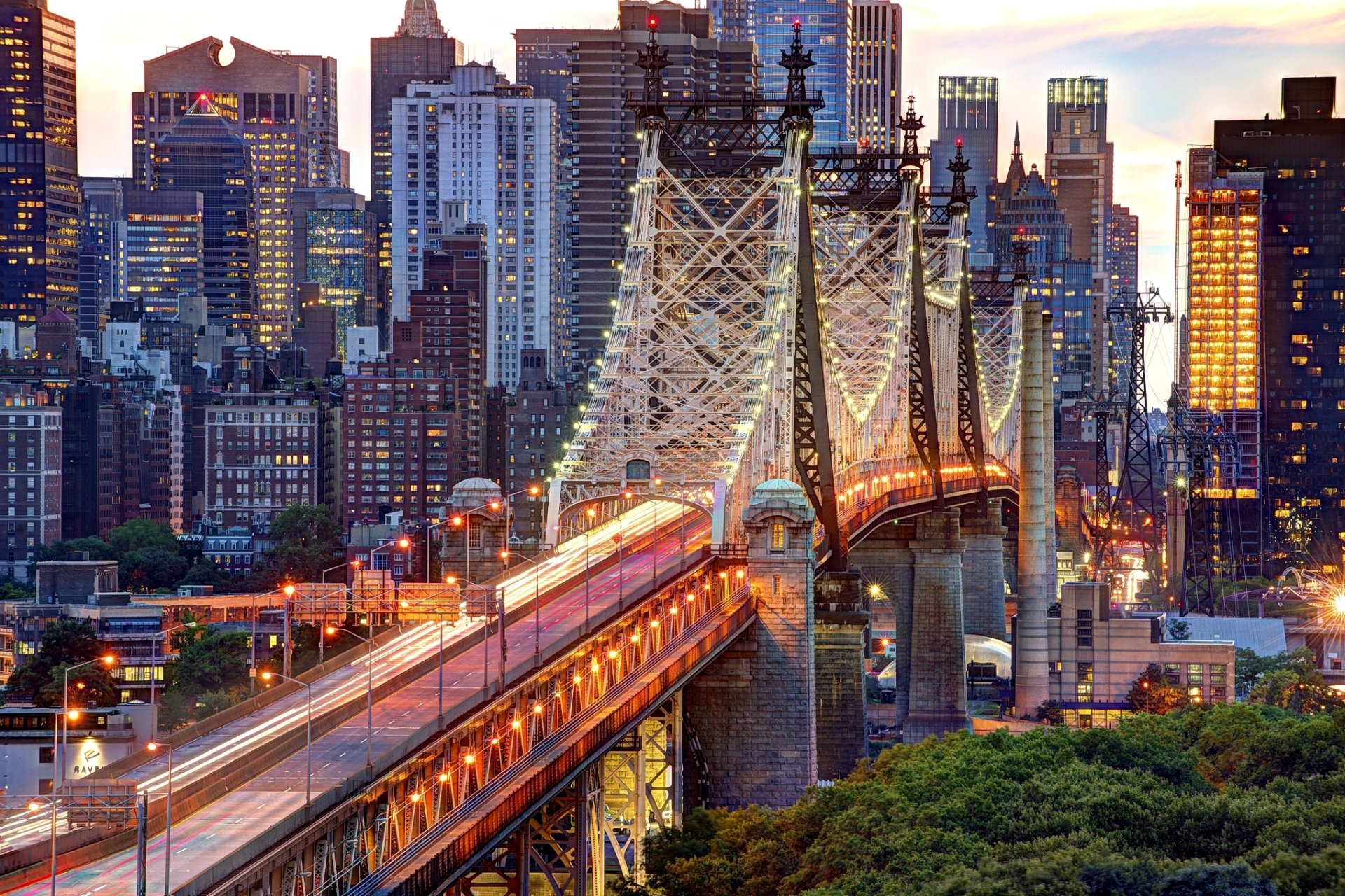 nueva york estados unidos manhattan puente de queensboro east river puente de queensboro ciudad noche carretera luces linternas iluminación árboles rascacielos casas edificios rascacielos