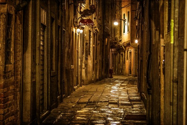 Venedig in der Nacht. Enge alte Gassen