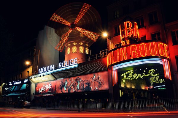 Illuminazione al neon del cabaret Moulin Rouge