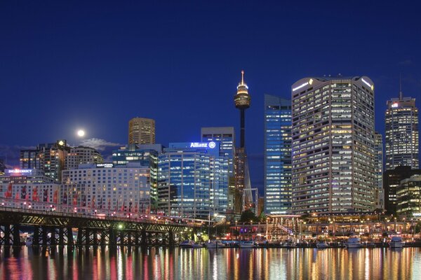 La torre Centerpoint de Sydney a la luz de la ciudad nocturna