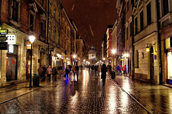 Polonia. Cracovia. Calle nocturna de la ciudad