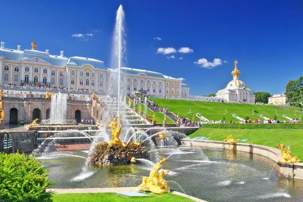 Peterhof, Petrodvorets, St. Petersburg, Russland, Springbrunnen im Sommer vor dem Hintergrund des blauen Himmels