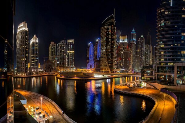 Beauté nocturne de Dubaï. Les gratte-ciel brillent de lumières