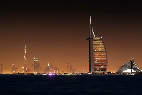 Wolkenkratzer in Dubai bei Nacht