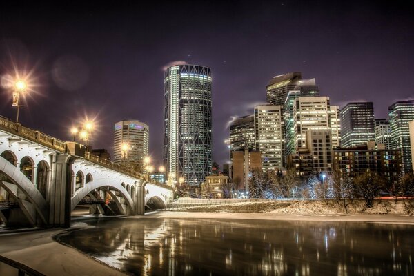 La luz de la ciudad nocturna que se refleja en el río