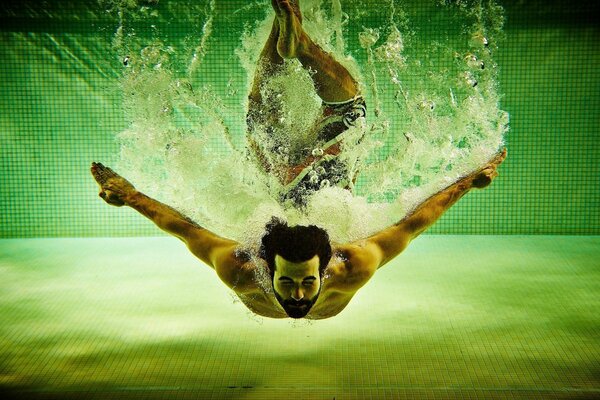 Homme sportif dans la piscine