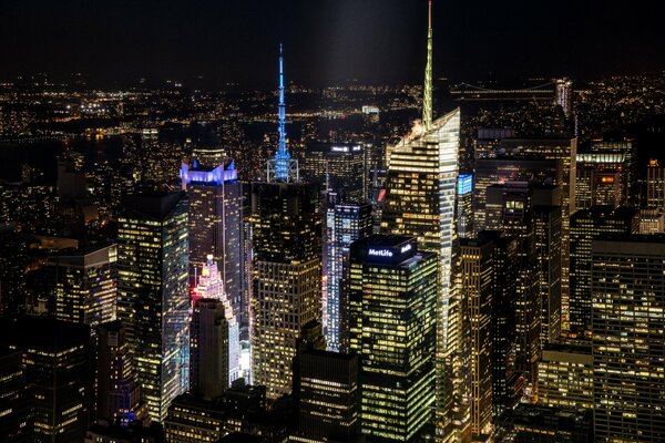 Photo de la nuit de New York. Grands gratte-ciel