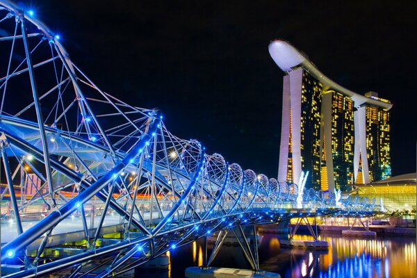 Nachtbeleuchtung auf einer Brücke in Singapur