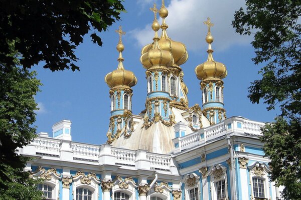 Dômes dorés du temple sur fond de ciel bleu