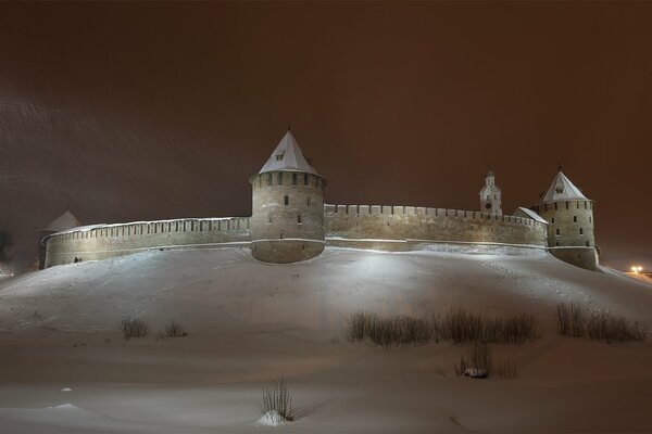 La parte Norte del Kremlin de Novgorod bajo el cielo nocturno de invierno